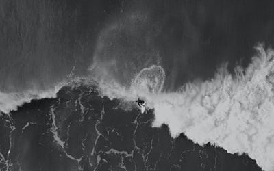 航空摄影的人冲浪
